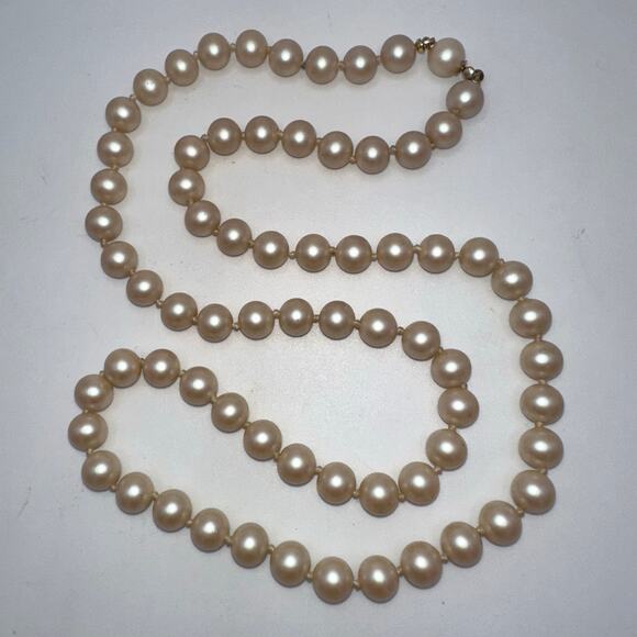 Vintage 24” strand white cream pink 8mm glass faux pearls hand knotted necklace - Picture 5 of 8